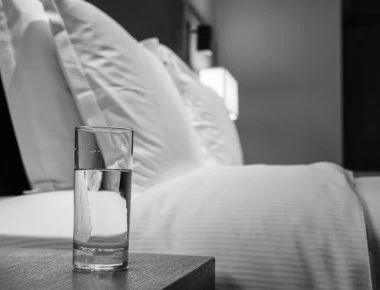 Αυτός είναι ο λόγος που δεν πρέπει να πίνετε νερό από το ποτήρι που έχετε δίπλα σας τη νύχτα